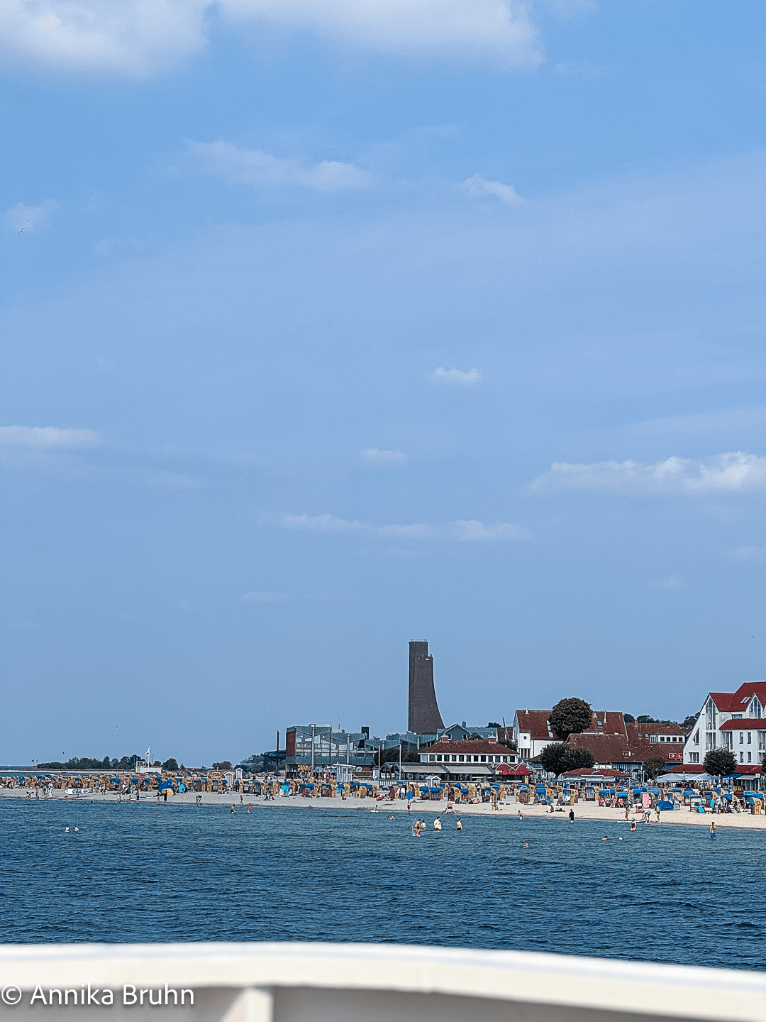 Marine-Ehrenmal Laboe von der Fähre aus